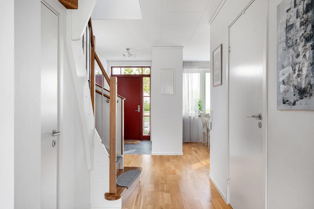 Från vardagsrum mot hall