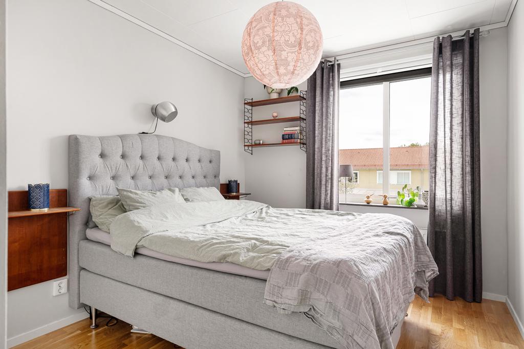 Sovrum 1 med plats för dubbelsäng 