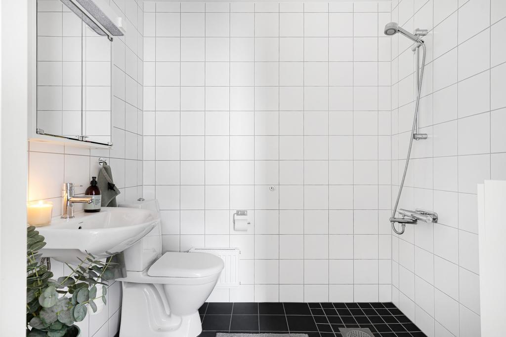 Helkaklat duschrum på övervåningen