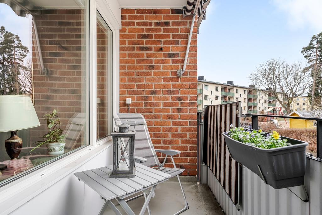 Inbjudande balkong belägen på första våningen