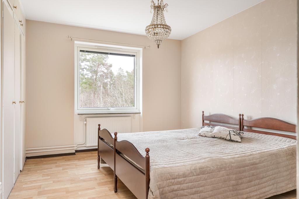 Sovrum 2 med flertalet garderober