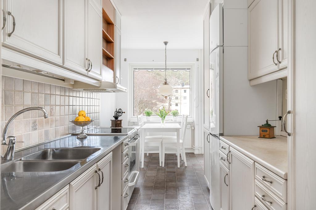 Kök med matplats vid fönsterparti