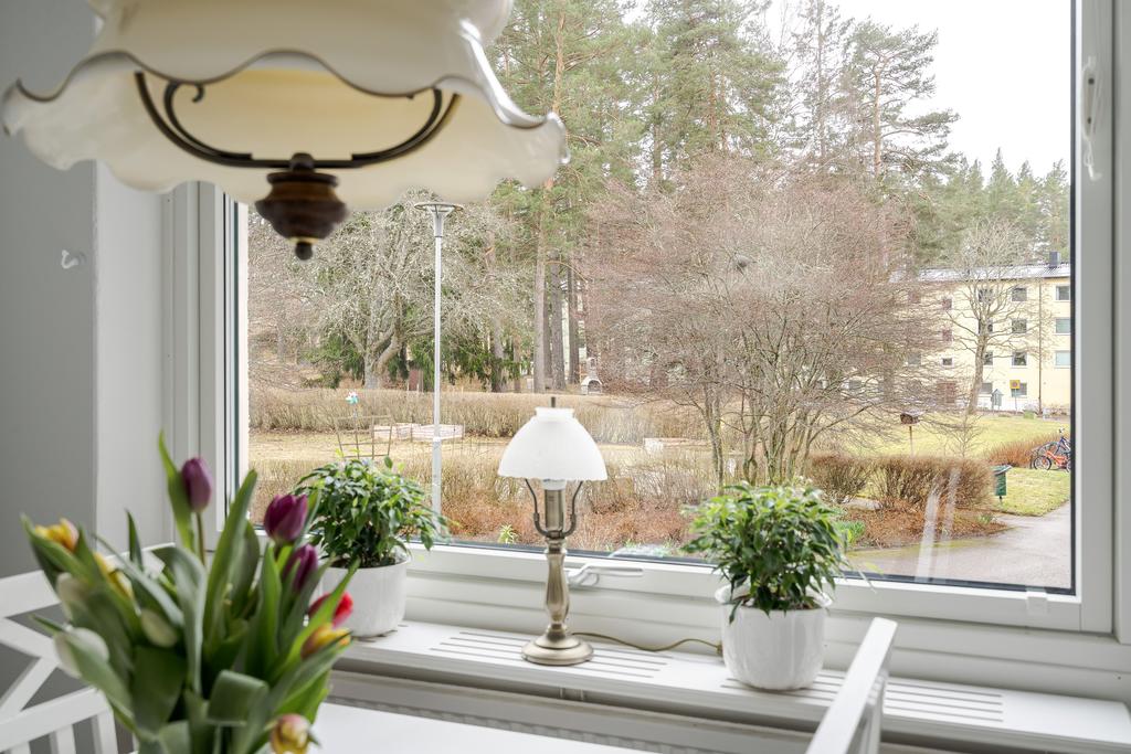 Utblick mot innergård från fönster i kök