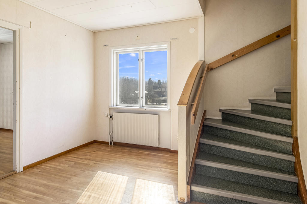 Hall med trapp till övre plan