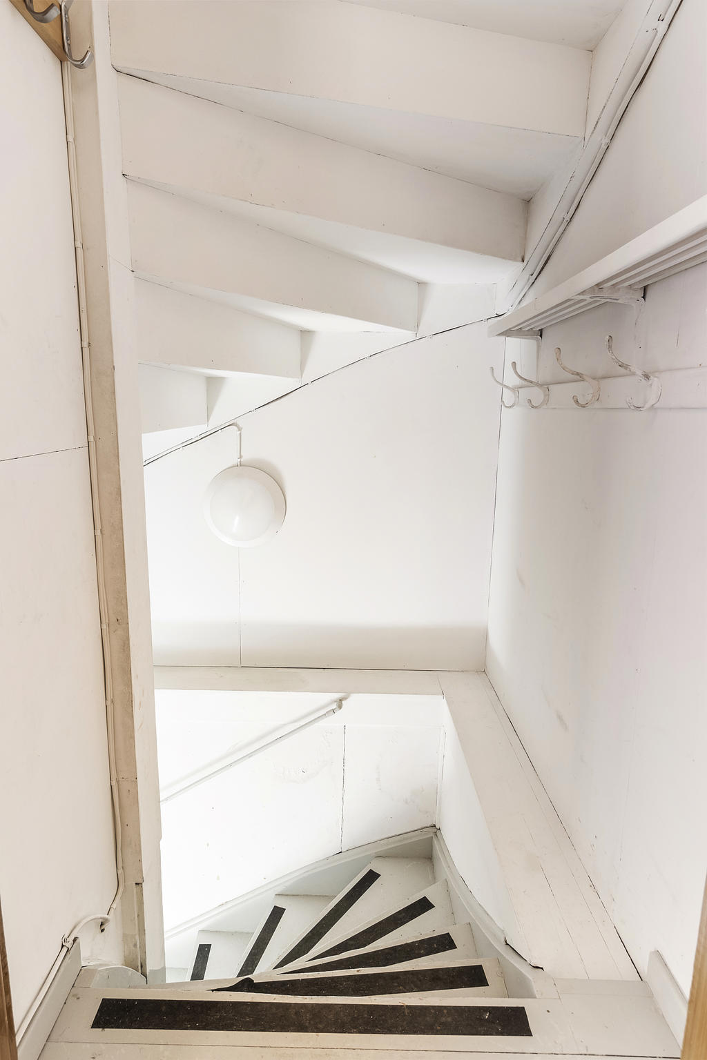 Trapp till källarplan