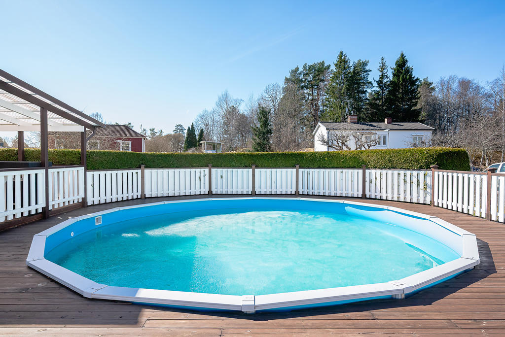 Rejäl pool bakom fin häck
