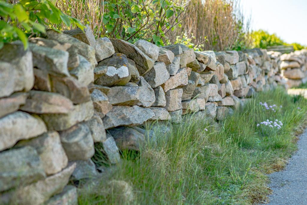 En vacker, gammal stengärdsgård omgärdar fastigheten