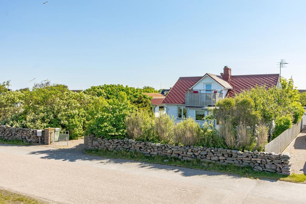 En vacker, gammal stengärdsgård omgärdar fastigheten