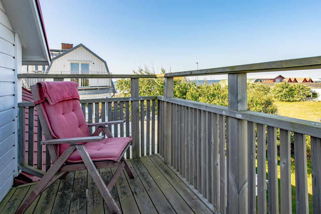 En liten, västvänd balkong med havsutsikt – där solen, havet och solnedgången kan beskådas!