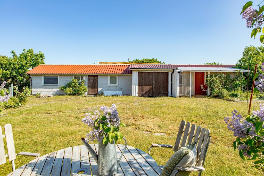 Gårdshuset innehåller en äldre del avsedd för sommarboende. Garageplats. Nuvarande ägare har låtit bygga till den rödmålade delen som nyttjats som förvaringsutrymme. 