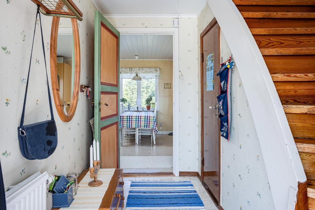 Entréhall - trapp till ovanvåningen