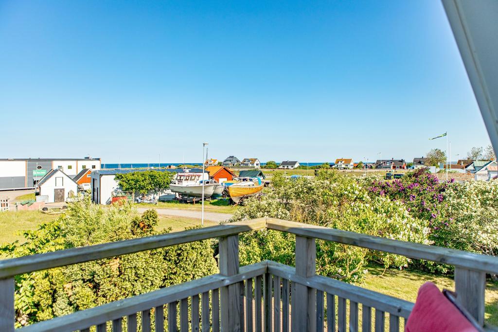 Vy över hamnen ifrån balkongen