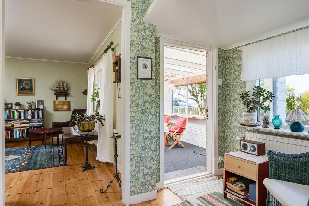 Inre hall med utgång till uterummet