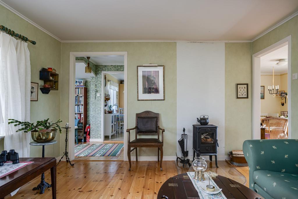 Storstugan - kamin - fina plankgolv