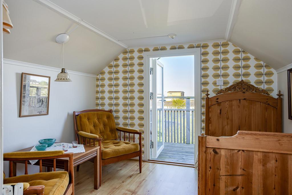 Sovrum - ovanvåning med utgång till balkongen i västerläge