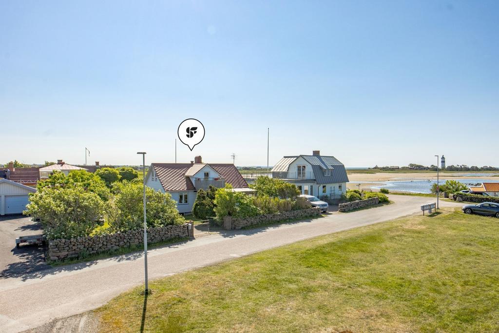 Huset är beläget längt ner mot hamnen i Glommen