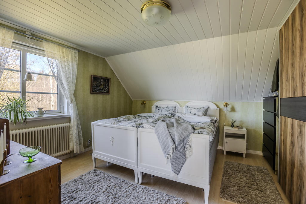 Sovrum 1 med praktisk skjutgarderob