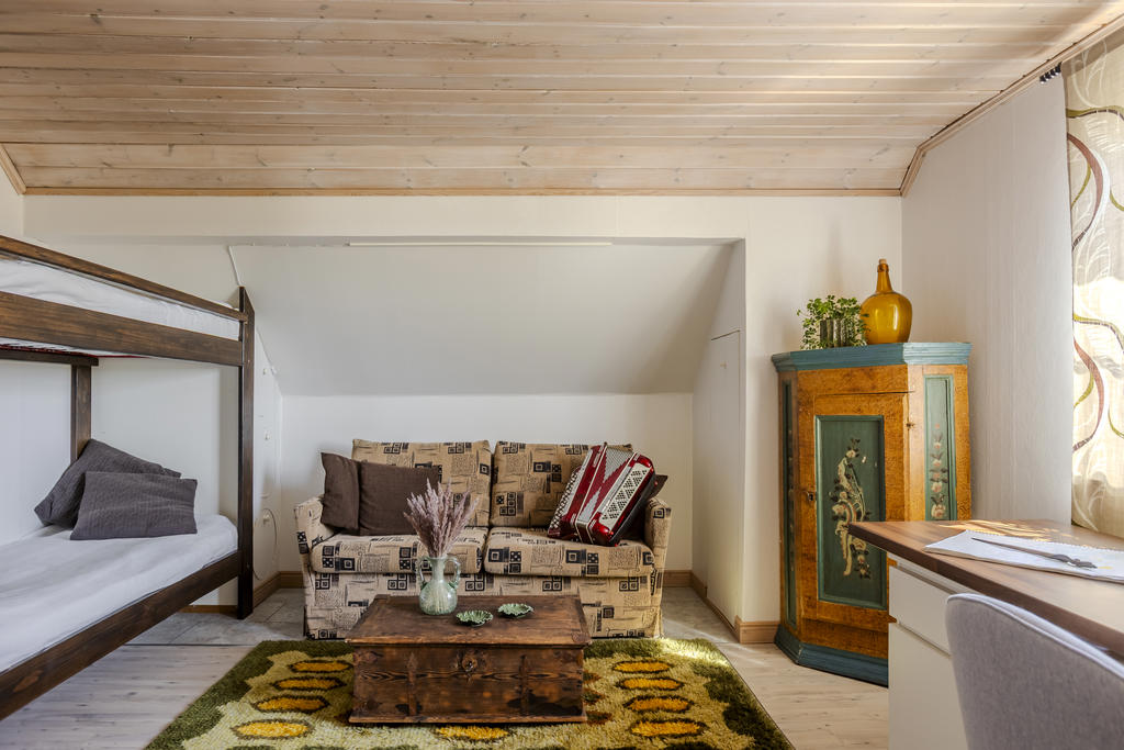 Sovrum 2 med platsbyggt våningssäng