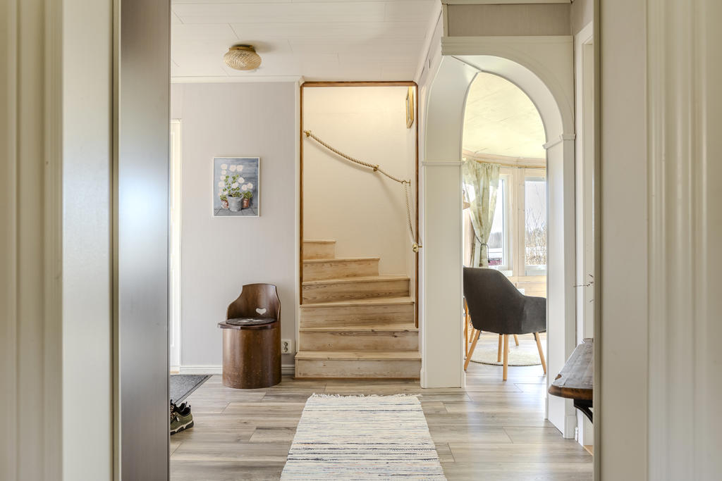 Entréhall med trapp till övre plan