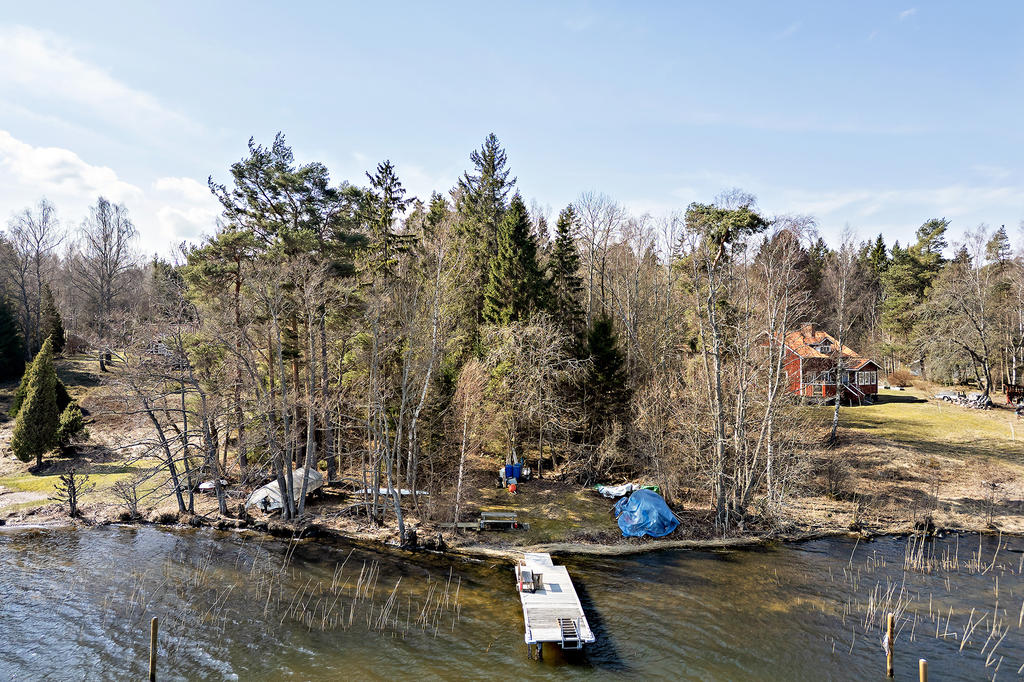 Fastigheten har del i en sjötomt. 