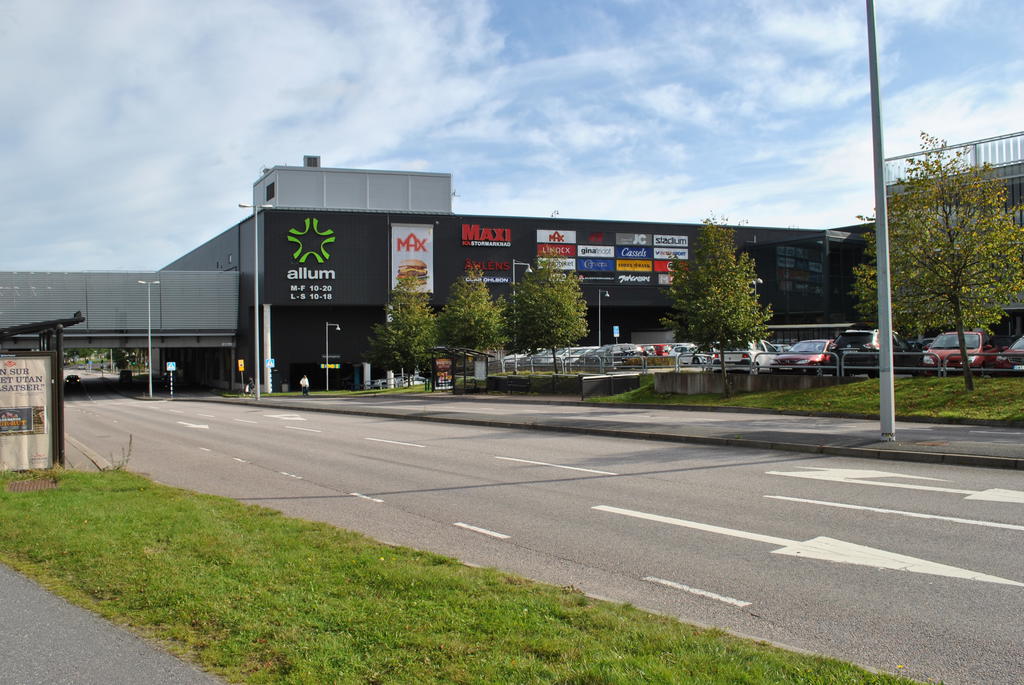 Allums stora utbud med affärer och restauranger nås med buss eller bil på bara 10 minuter