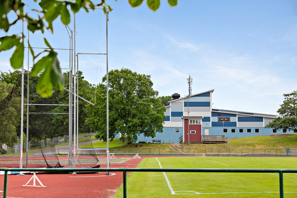 Vallhamra idrottsplats erbjuder friidrottsanläggning, två fotbollsplaner, en inomhushall och ishall. 