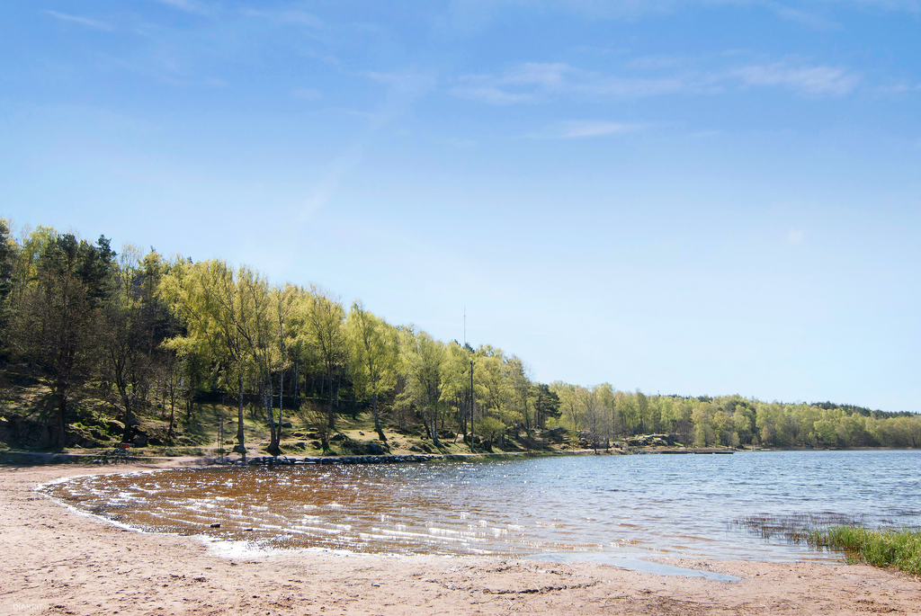 På kort avstånd från lägenheten finns badmöjligheter vid Härlanda tjärn