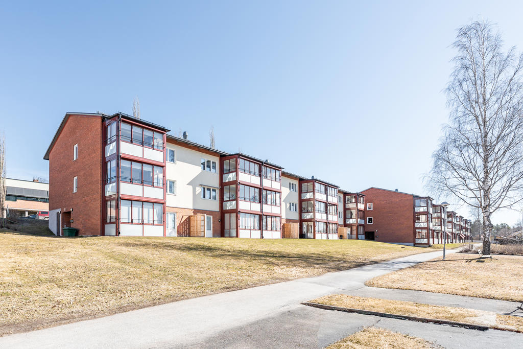 Välkommen till en trevlig lägenhet med nya inglasade balkonger
