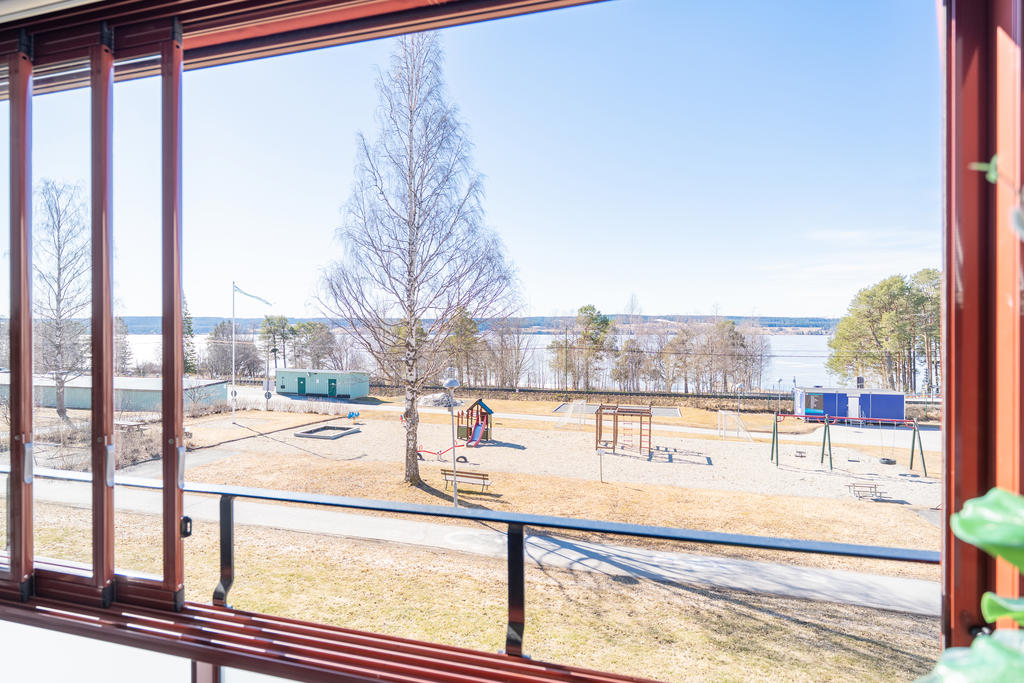 Gott om plats för fika, lek och spel samt garage och p-platser.