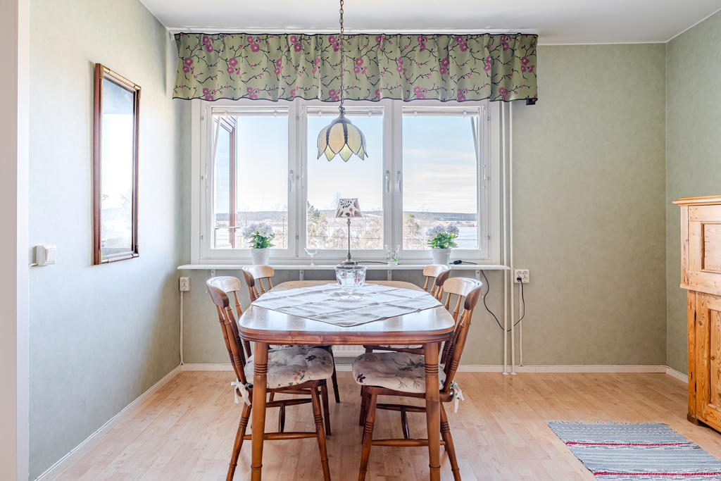 Matplats med plats för stort matbord och vacker utsikt