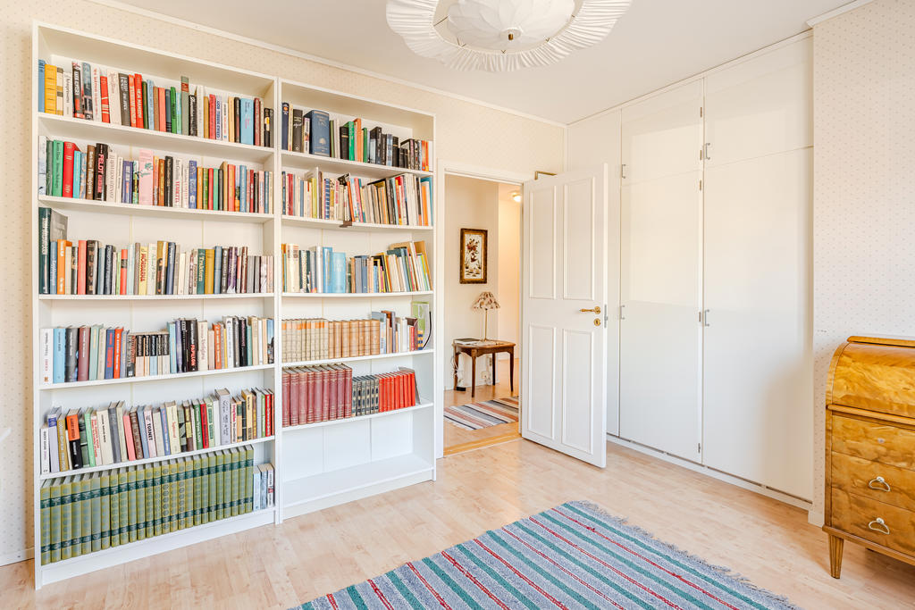 Flera garderober även i detta sovrum