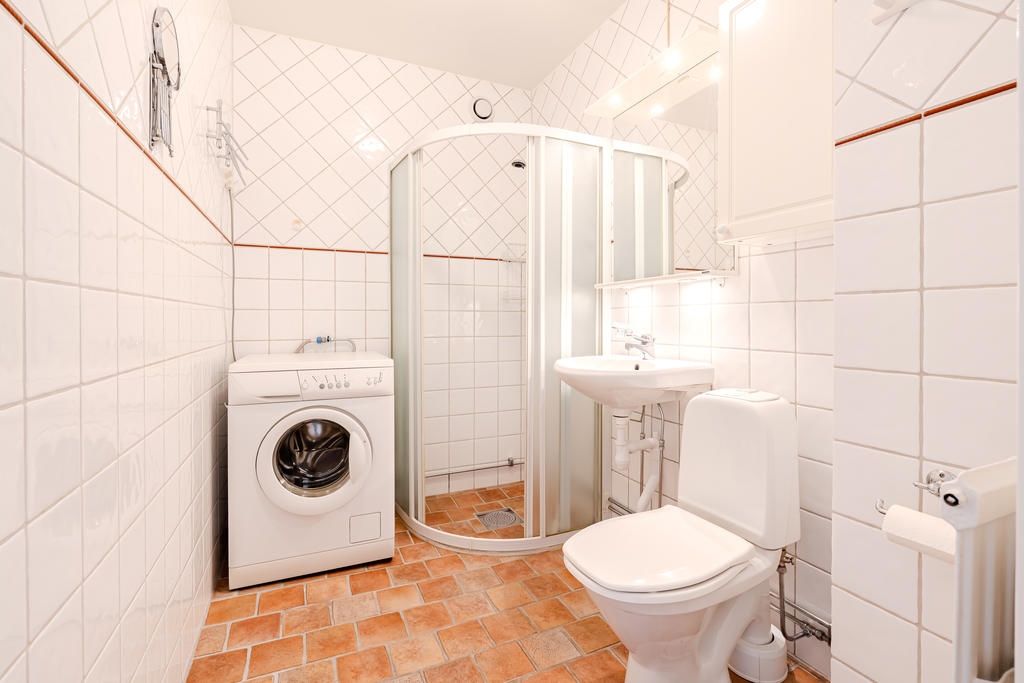 I badrummet finns tvättmaskin, dusch, tvättställ och wc.