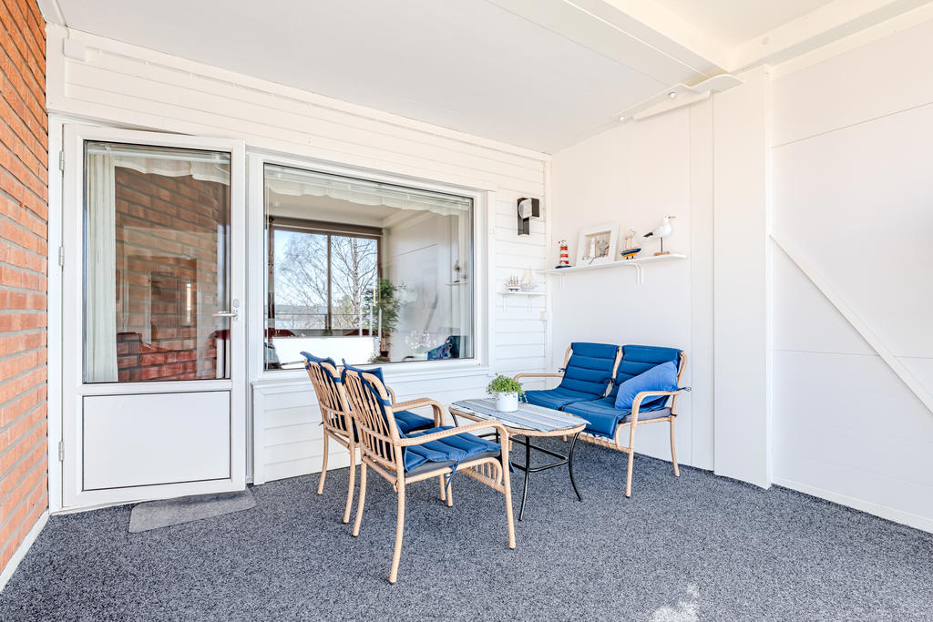 Balkongen har plats för sittgrupp och fikabord