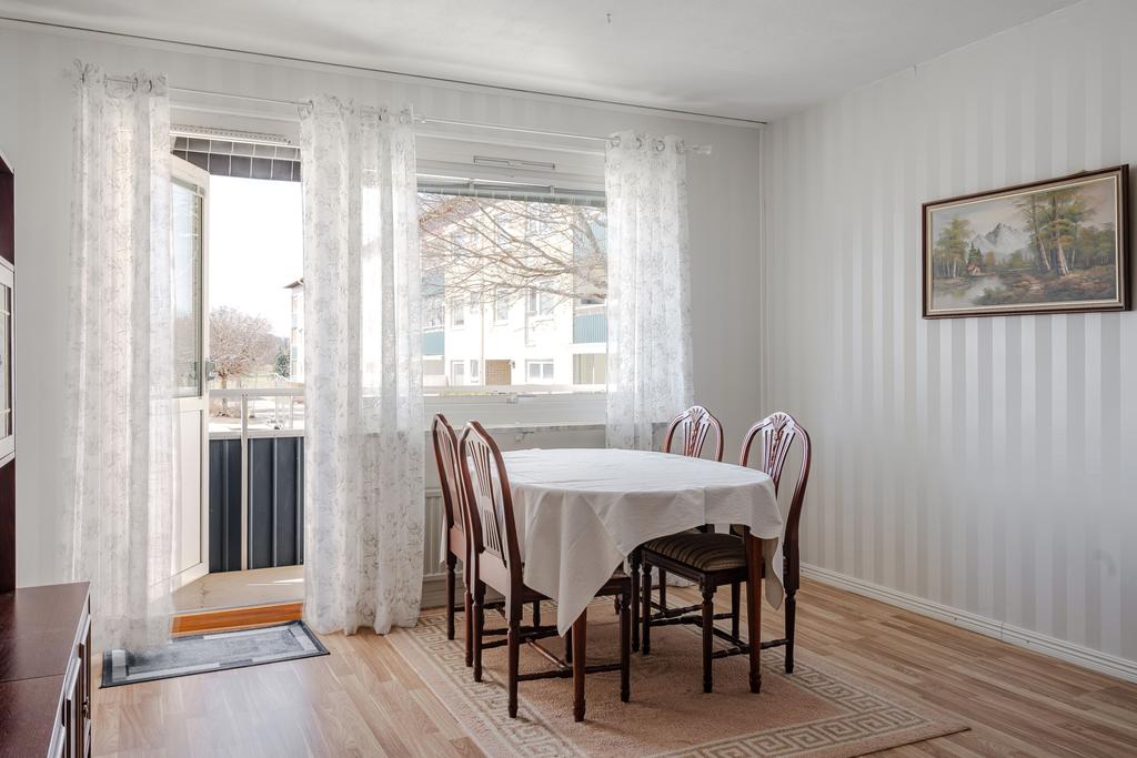 Utgång till balkong från vardagsrum