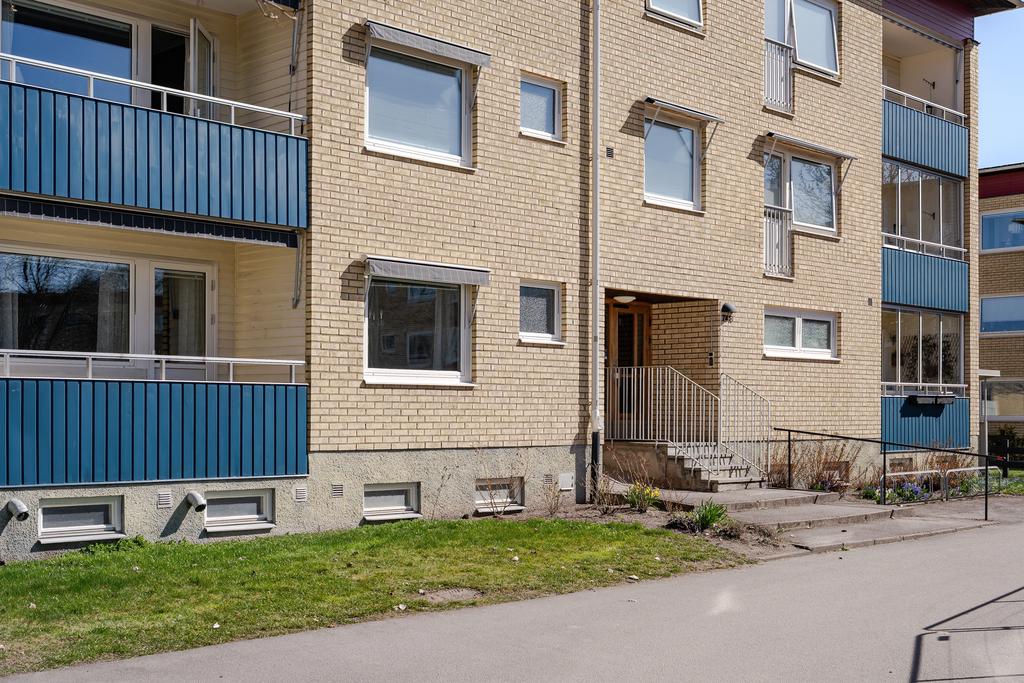 Smidigt beläget på första plan med balkong i solläge