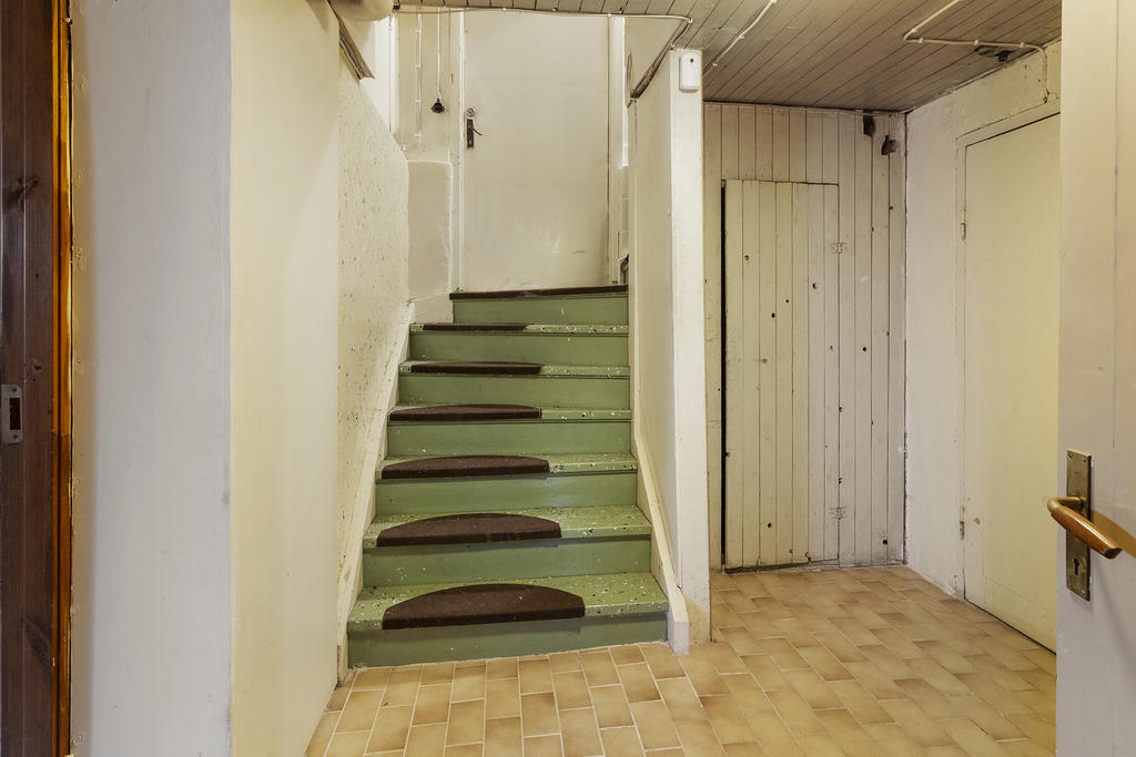 Trapp ner till källarplan