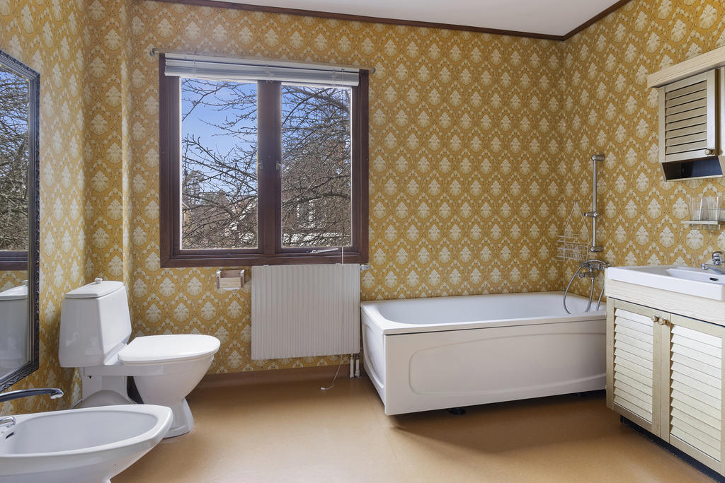 Badrum med badkar på övre plan