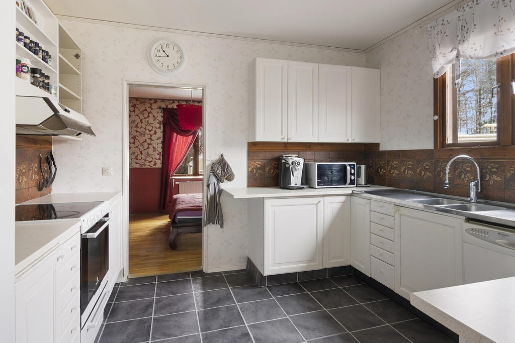 Kök med gott om förvaring och arbetsyta