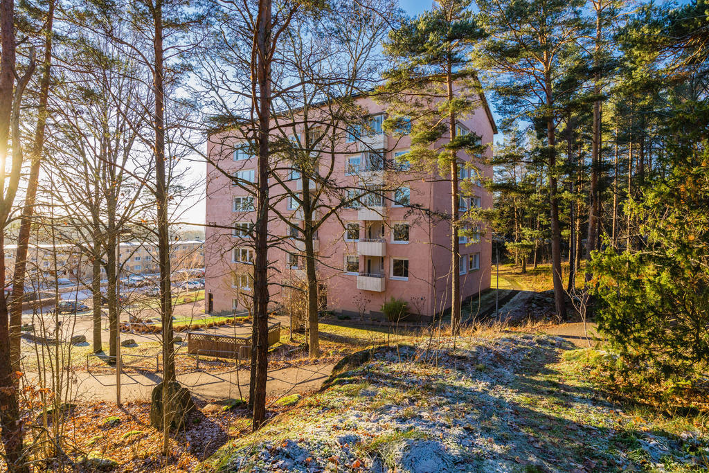 Erikslundsvägen 11 ligger högt i terrängen med skogsparti och gångstråk precis utanför dörren