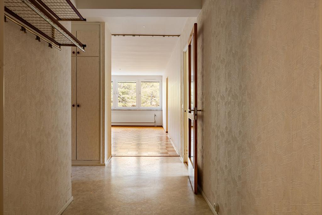 Hall med gott om plats för avhängning och hallmöbler