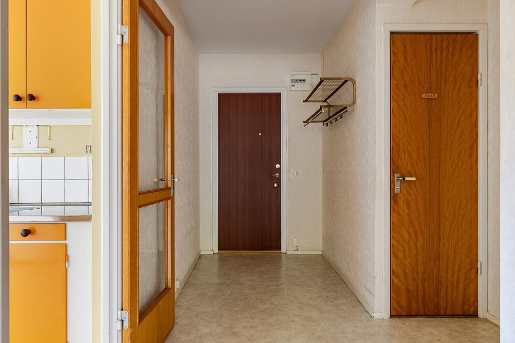 Hall och dörr till badrum till höger i bild