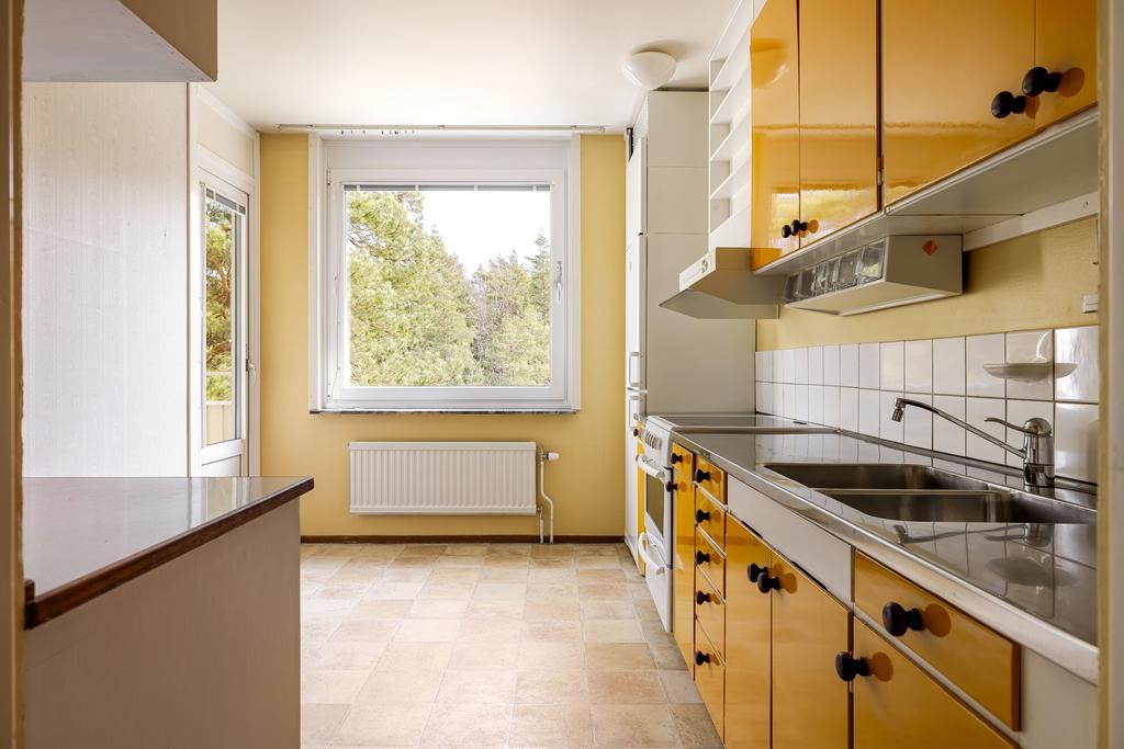 Kök med stort fönster och utgång till balkongen