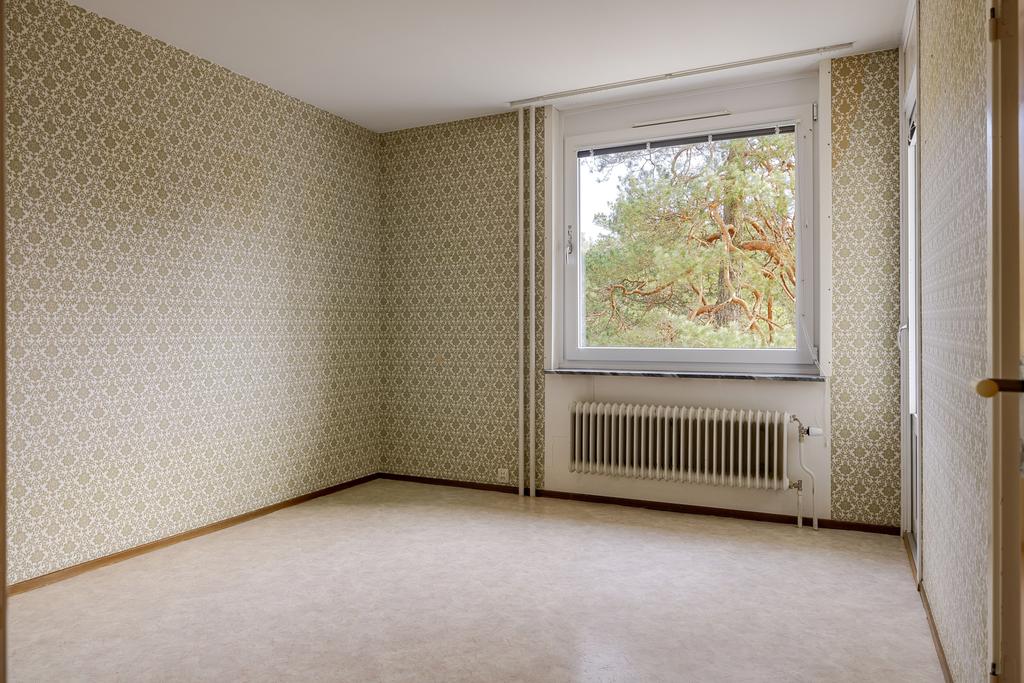 Stort fönster i sovrum