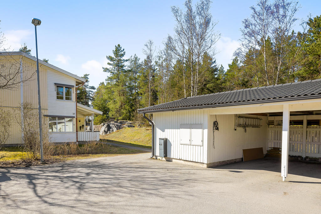 Framsida, carport och förråd
