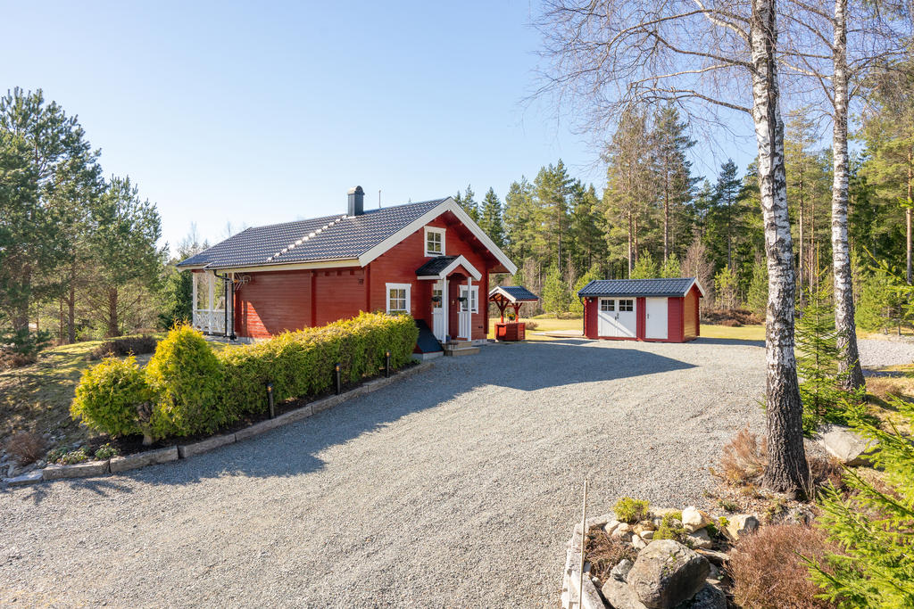 Stor grusad uppfart med plats för flera bilar.