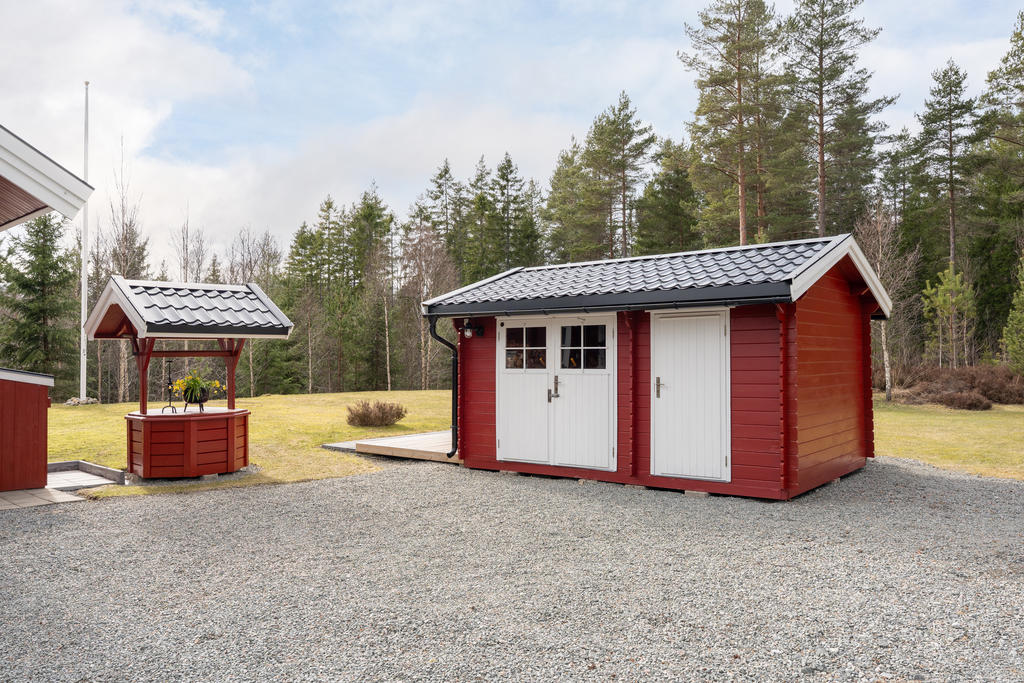 Förråd med tillbyggt altandäck (år 2025).