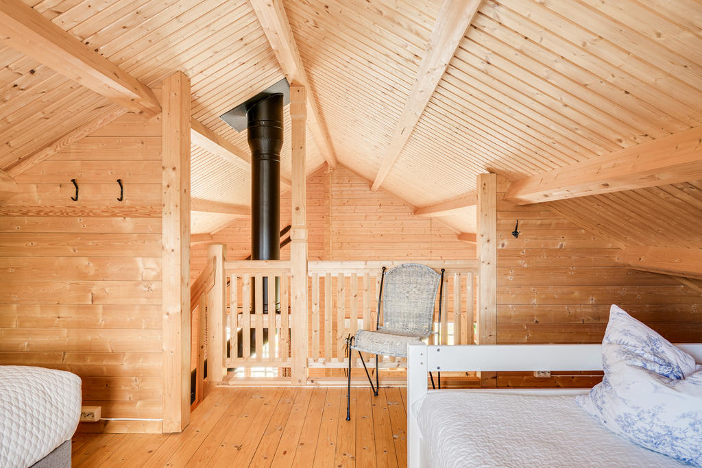 På övre plan finns loft med möjligheter till sovplats. 