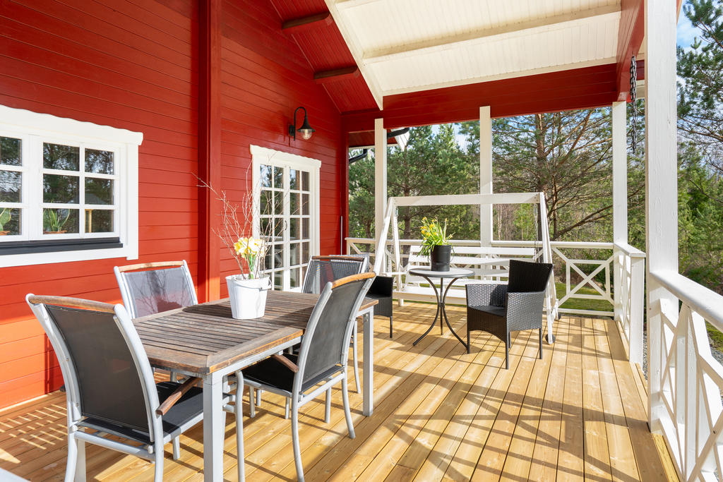 Trevlig altan med gott om plats för utemöbler.