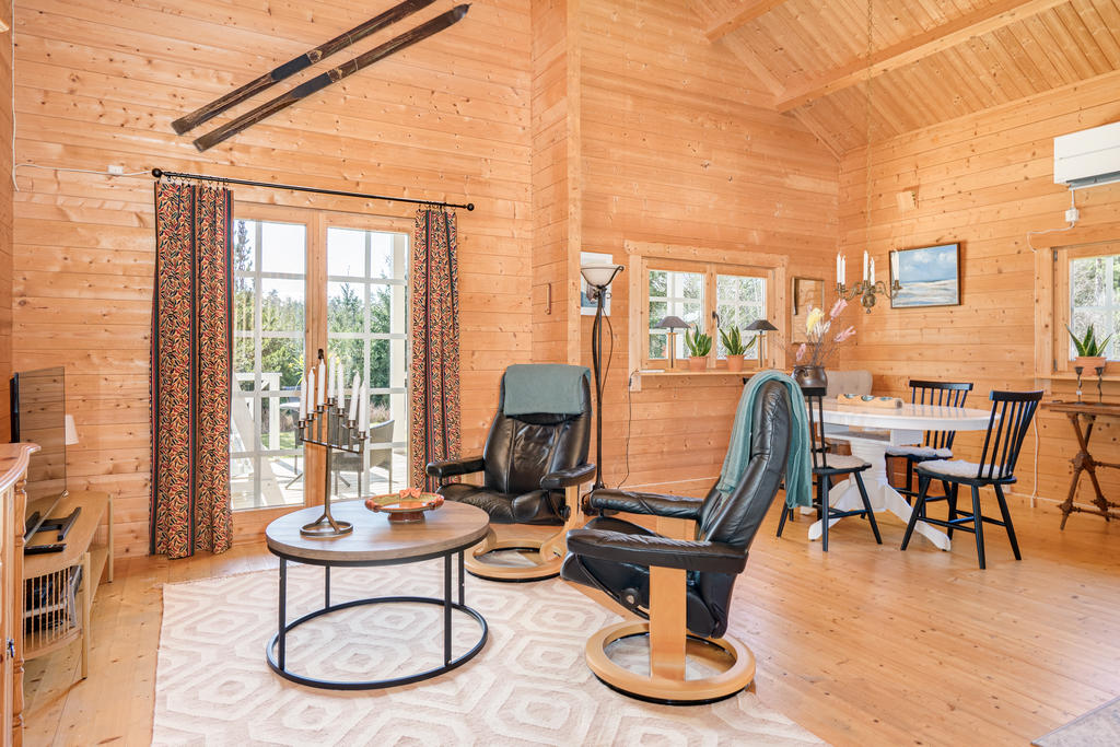 Öppen planlösning med fint ljusinsläpp.