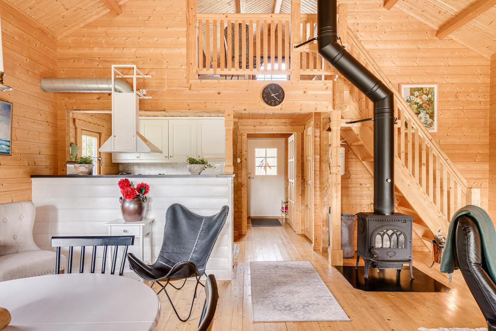 Vardgsrum i öppen planlösning med takhöjd till nock.